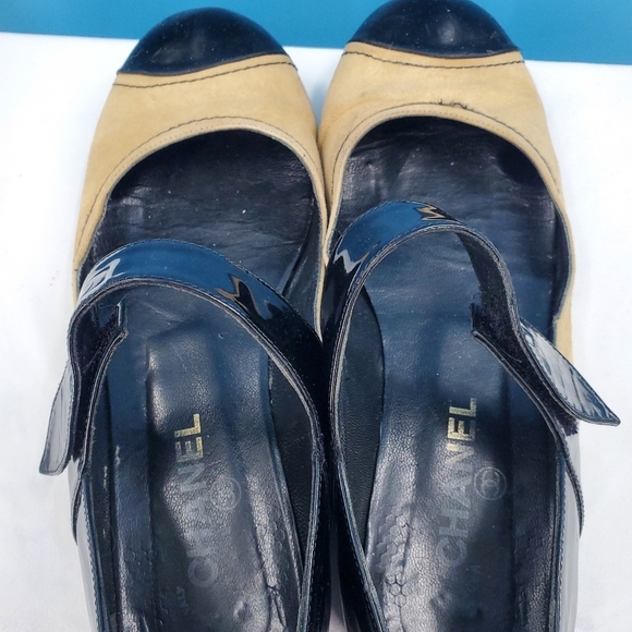 CHANEL tan and black Mary Jane flats 40 - Picture 13 of 16